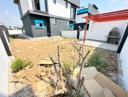 Doğanbey Cumhuriyet Mah'de Geniş Bahçeli Yerden Isıtmalı Satılık 2+1 Villa