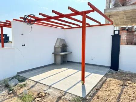 Doğanbey Cumhuriyet Mah'de Geniş Bahçeli Yerden Isıtmalı Satılık 2+1 Villa