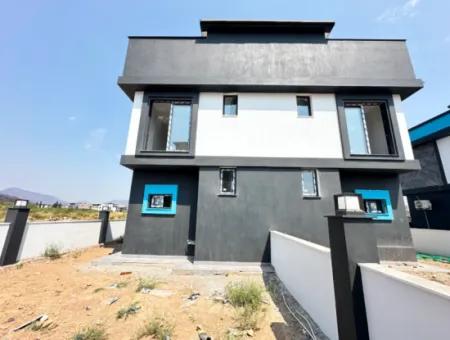 Doğanbey Cumhuriyet Mah'de Geniş Bahçeli Yerden Isıtmalı Satılık 2+1 Villa