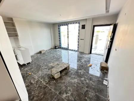 Doğanbey Cumhuriyet Mah'de Geniş Bahçeli Yerden Isıtmalı Satılık 2+1 Villa