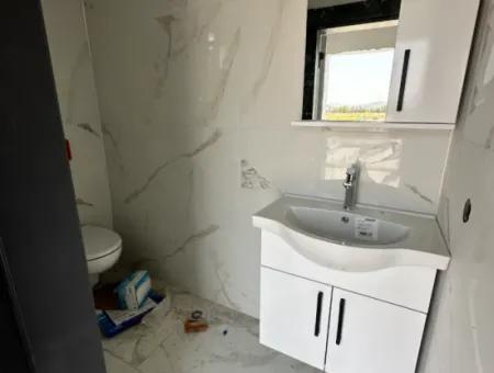 Doğanbey Cumhuriyet Mah'de Geniş Bahçeli Yerden Isıtmalı Satılık 2+1 Villa