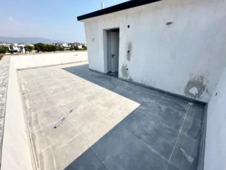 Doğanbey Cumhuriyet Mah'de Geniş Bahçeli Yerden Isıtmalı Satılık 2+1 Villa
