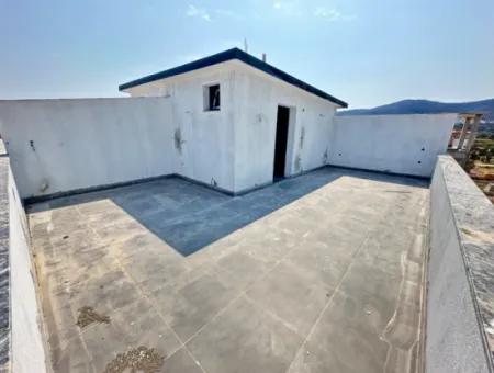 Doğanbey Cumhuriyet Mah'de Geniş Bahçeli Yerden Isıtmalı Satılık 2+1 Villa