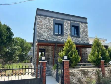 Doğanbey Merkez'de Plaja 500M Otoparklı Bahçeli Sıfır Satılık 3+1 Villa