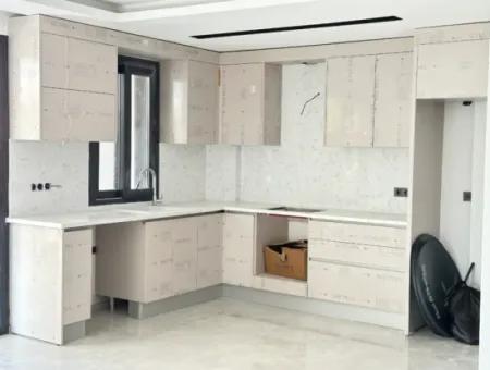 Doğanbey Merkez'de Geniş Yapılı Satılık Sıfır 5+1 Tripleks