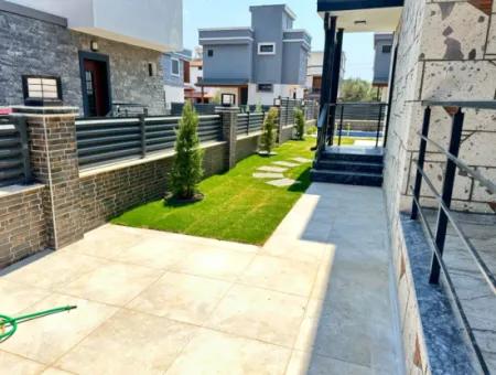 Doğanbey'de Bağımsız Havuzlu Geniş Bahçeli Satılık 3+1 Villa