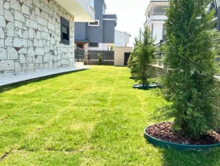 Doğanbey'de Bağımsız Havuzlu Geniş Bahçeli Satılık 3+1 Villa
