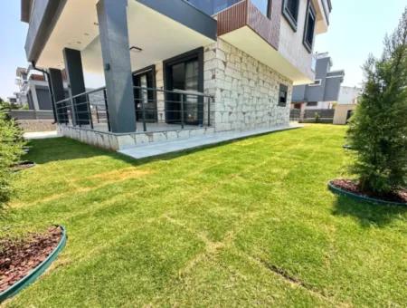 Doğanbey'de Bağımsız Havuzlu Geniş Bahçeli Satılık 3+1 Villa