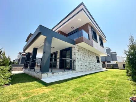 Doğanbey'de Bağımsız Havuzlu Geniş Bahçeli Satılık 3+1 Villa