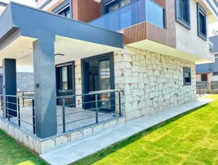 Doğanbey'de Bağımsız Havuzlu Geniş Bahçeli Satılık 3+1 Villa