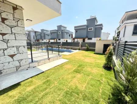 Doğanbey'de Bağımsız Havuzlu Geniş Bahçeli Satılık 3+1 Villa