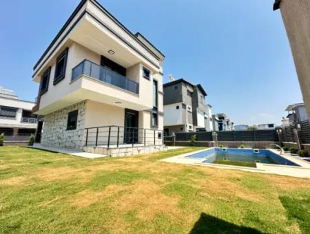 Doğanbey'de Bağımsız Havuzlu Geniş Bahçeli Satılık 3+1 Villa