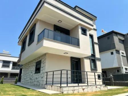 Doğanbey'de Bağımsız Havuzlu Geniş Bahçeli Satılık 3+1 Villa