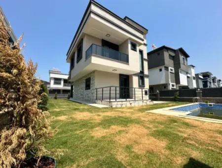 Doğanbey'de Bağımsız Havuzlu Geniş Bahçeli Satılık 3+1 Villa