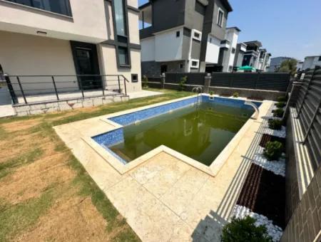 Doğanbey'de Bağımsız Havuzlu Geniş Bahçeli Satılık 3+1 Villa