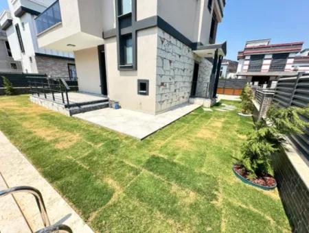 Doğanbey'de Bağımsız Havuzlu Geniş Bahçeli Satılık 3+1 Villa