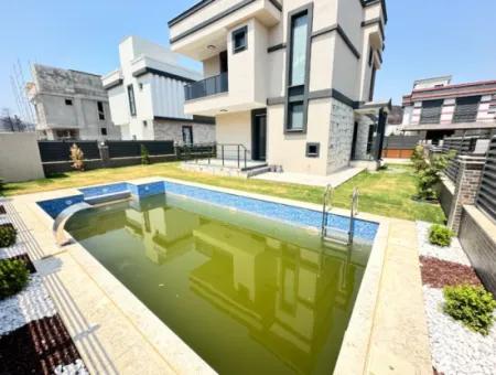 Doğanbey'de Bağımsız Havuzlu Geniş Bahçeli Satılık 3+1 Villa
