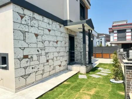 Doğanbey'de Bağımsız Havuzlu Geniş Bahçeli Satılık 3+1 Villa