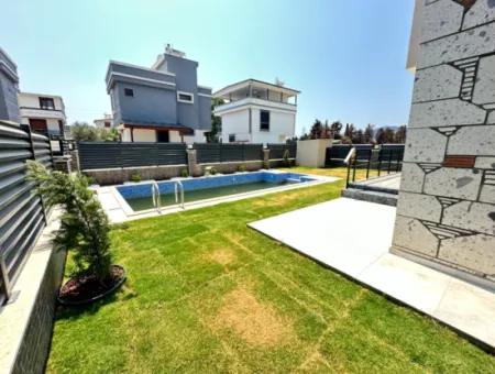 Doğanbey'de Bağımsız Havuzlu Geniş Bahçeli Satılık 3+1 Villa