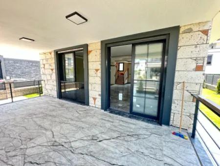 Doğanbey'de Bağımsız Havuzlu Geniş Bahçeli Satılık 3+1 Villa