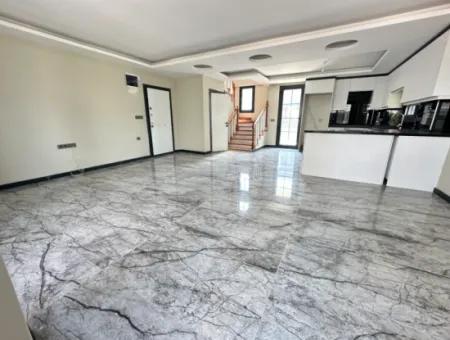 Doğanbey'de Bağımsız Havuzlu Geniş Bahçeli Satılık 3+1 Villa