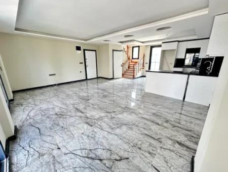 Doğanbey'de Bağımsız Havuzlu Geniş Bahçeli Satılık 3+1 Villa