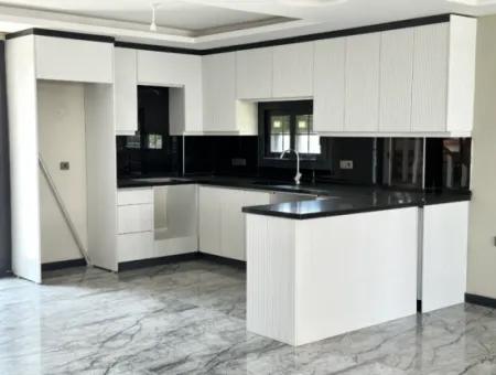 Doğanbey'de Bağımsız Havuzlu Geniş Bahçeli Satılık 3+1 Villa