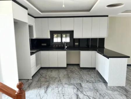Doğanbey'de Bağımsız Havuzlu Geniş Bahçeli Satılık 3+1 Villa