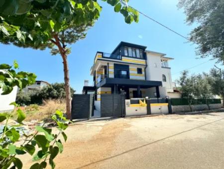 Doğanbey'de 210M2 İçerisin'de Lüks Yapılı Geniş Bahçeli Satılık 3+1 Villa
