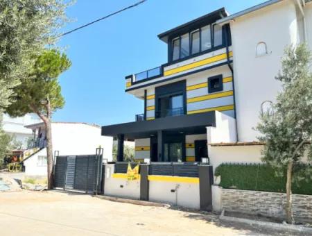 Doğanbey'de 210M2 İçerisin'de Lüks Yapılı Geniş Bahçeli Satılık 3+1 Villa