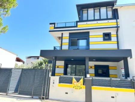 Doğanbey'de 210M2 İçerisin'de Lüks Yapılı Geniş Bahçeli Satılık 3+1 Villa