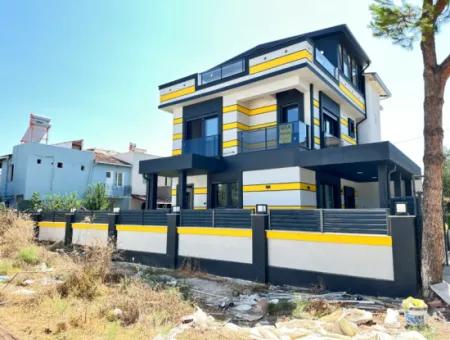 Doğanbey'de 210M2 İçerisin'de Lüks Yapılı Geniş Bahçeli Satılık 3+1 Villa
