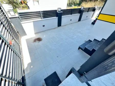 Doğanbey'de 210M2 İçerisin'de Lüks Yapılı Geniş Bahçeli Satılık 3+1 Villa