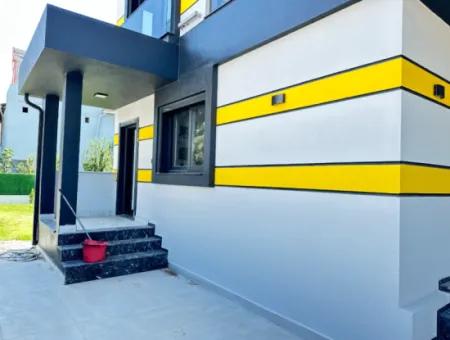 Doğanbey'de 210M2 İçerisin'de Lüks Yapılı Geniş Bahçeli Satılık 3+1 Villa