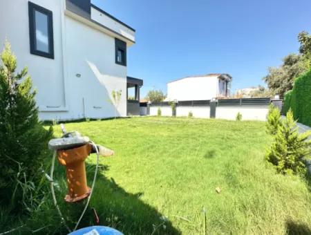 Doğanbey'de 210M2 İçerisin'de Lüks Yapılı Geniş Bahçeli Satılık 3+1 Villa