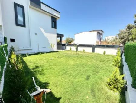 Doğanbey'de 210M2 İçerisin'de Lüks Yapılı Geniş Bahçeli Satılık 3+1 Villa
