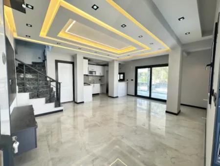 Doğanbey'de 210M2 İçerisin'de Lüks Yapılı Geniş Bahçeli Satılık 3+1 Villa
