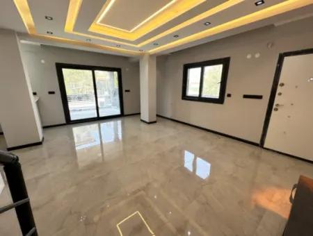 Doğanbey'de 210M2 İçerisin'de Lüks Yapılı Geniş Bahçeli Satılık 3+1 Villa
