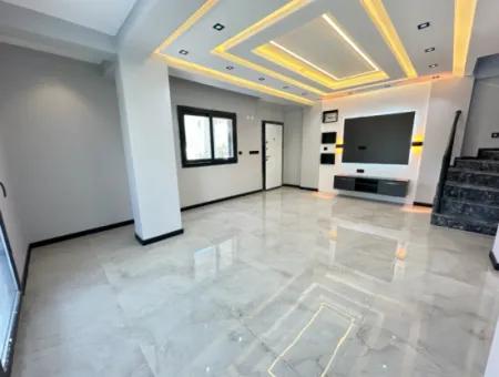 Doğanbey'de 210M2 İçerisin'de Lüks Yapılı Geniş Bahçeli Satılık 3+1 Villa