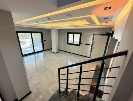 Doğanbey'de 210M2 İçerisin'de Lüks Yapılı Geniş Bahçeli Satılık 3+1 Villa