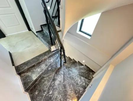 Doğanbey'de 210M2 İçerisin'de Lüks Yapılı Geniş Bahçeli Satılık 3+1 Villa