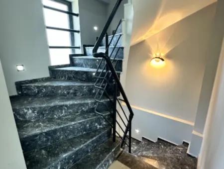 Doğanbey'de 210M2 İçerisin'de Lüks Yapılı Geniş Bahçeli Satılık 3+1 Villa