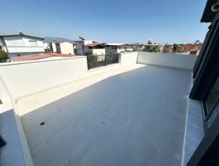 Doğanbey'de 210M2 İçerisin'de Lüks Yapılı Geniş Bahçeli Satılık 3+1 Villa