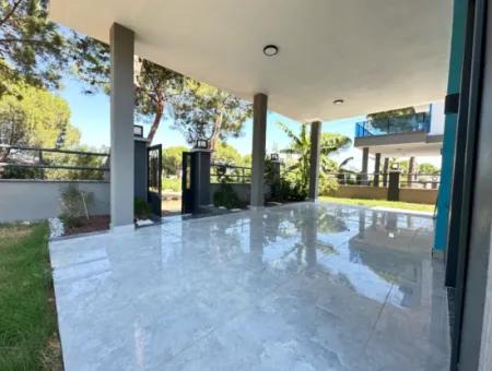 Doğanbey'de 200M2 İçerisin'de Bağımsız Satılık Sıfır 3+1 Villa