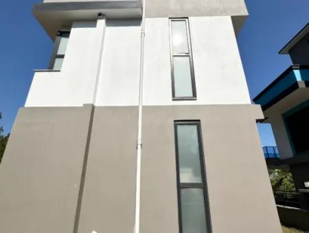 Doğanbey'de 200M2 İçerisin'de Bağımsız Satılık Sıfır 3+1 Villa