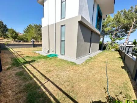 Doğanbey'de 200M2 İçerisin'de Bağımsız Satılık Sıfır 3+1 Villa