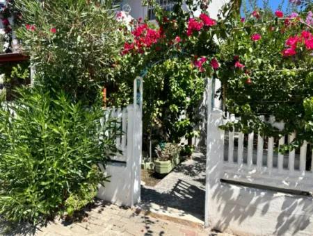 Ürkmez Deniz Tarafın Da Plaja 200M Satılık 3+1 Bahçeli Villa