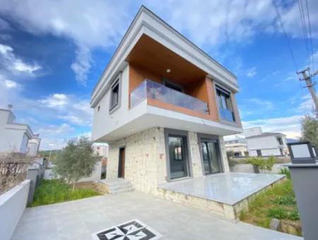Doğanbey De 300M2 Bağımsız Bahçeli 3+1 Satılık Villa