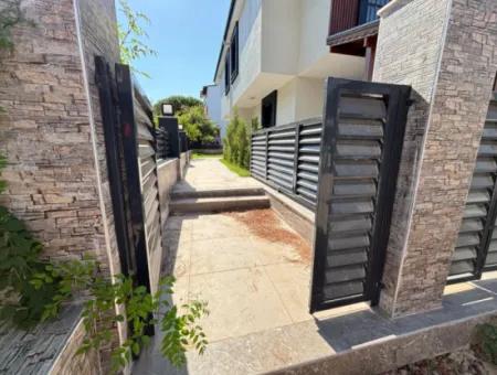 Doğanbey Merkezde Plaja 400M Bahçeli Satılık 4+1 Villa