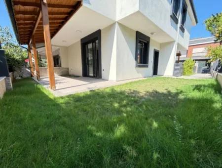 Doğanbey Merkezde Plaja 400M Bahçeli Satılık 4+1 Villa